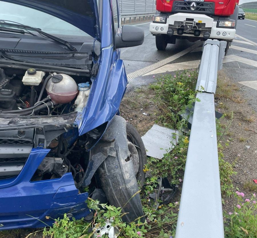 Wypadek na S7. Dostawczy Mercedes uderzył w bariery